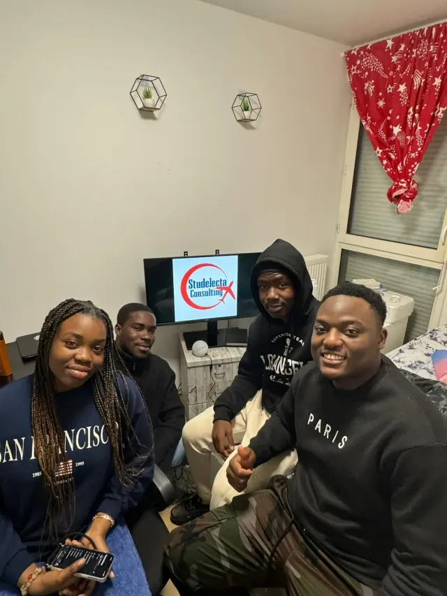 Étudiants installés dans leur logement en France