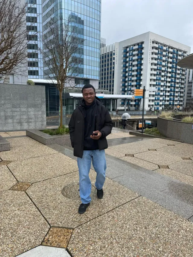 Étudiant découvrant sa nouvelle ville